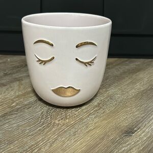Light pink facial expression, plant pot